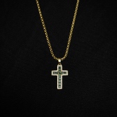 潮流嘻哈小众百搭项链2025新款 美式 满钻祖母绿十字架吊坠男女同款