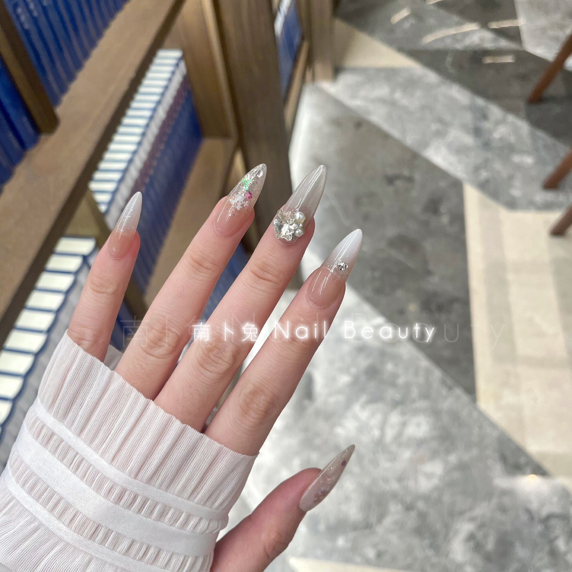 纯手工穿戴甲长款成品假指甲贴片猫眼白色渐变高级感轻奢堆钻可拆