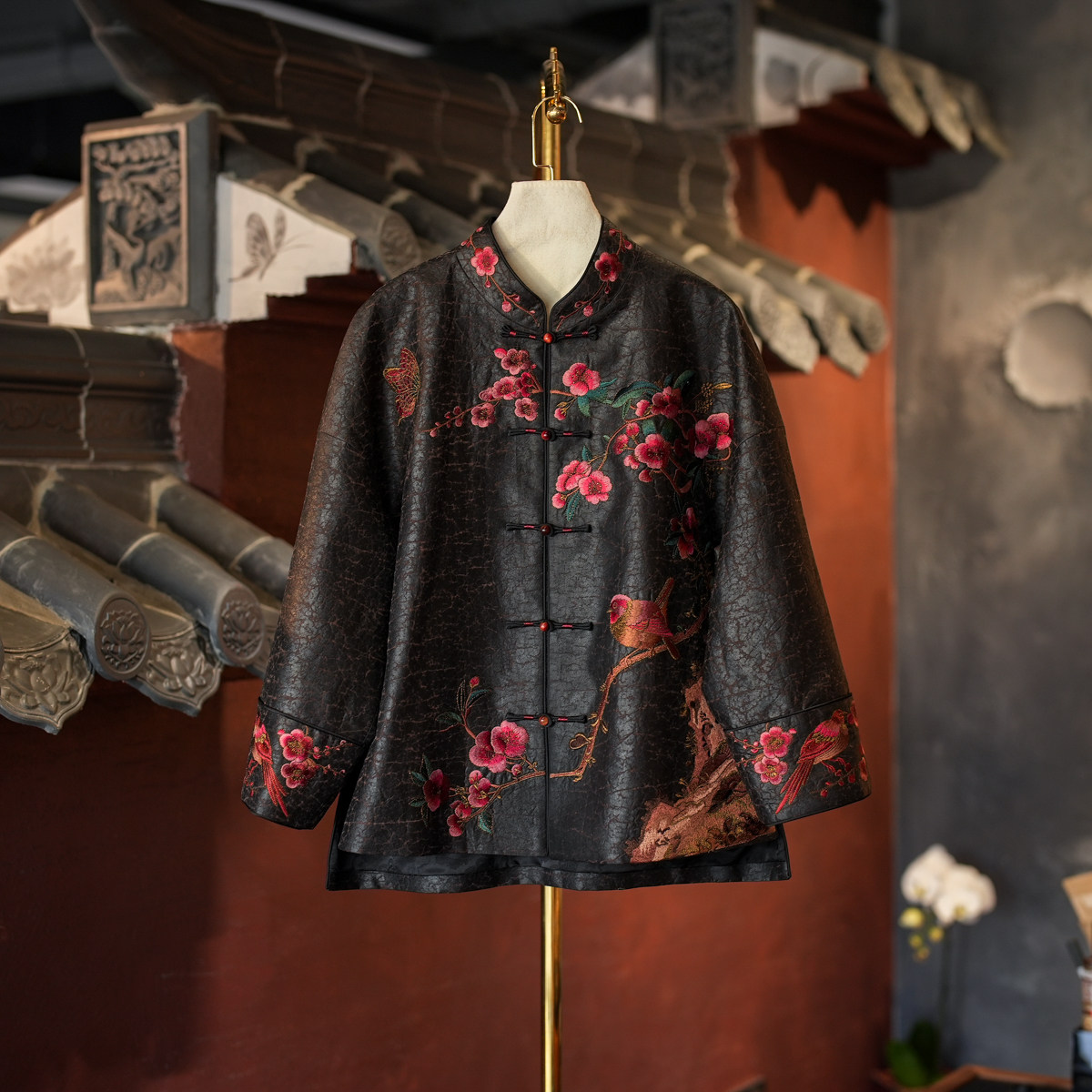 蓝大国风花朵刺绣龟裂纹黑色外套