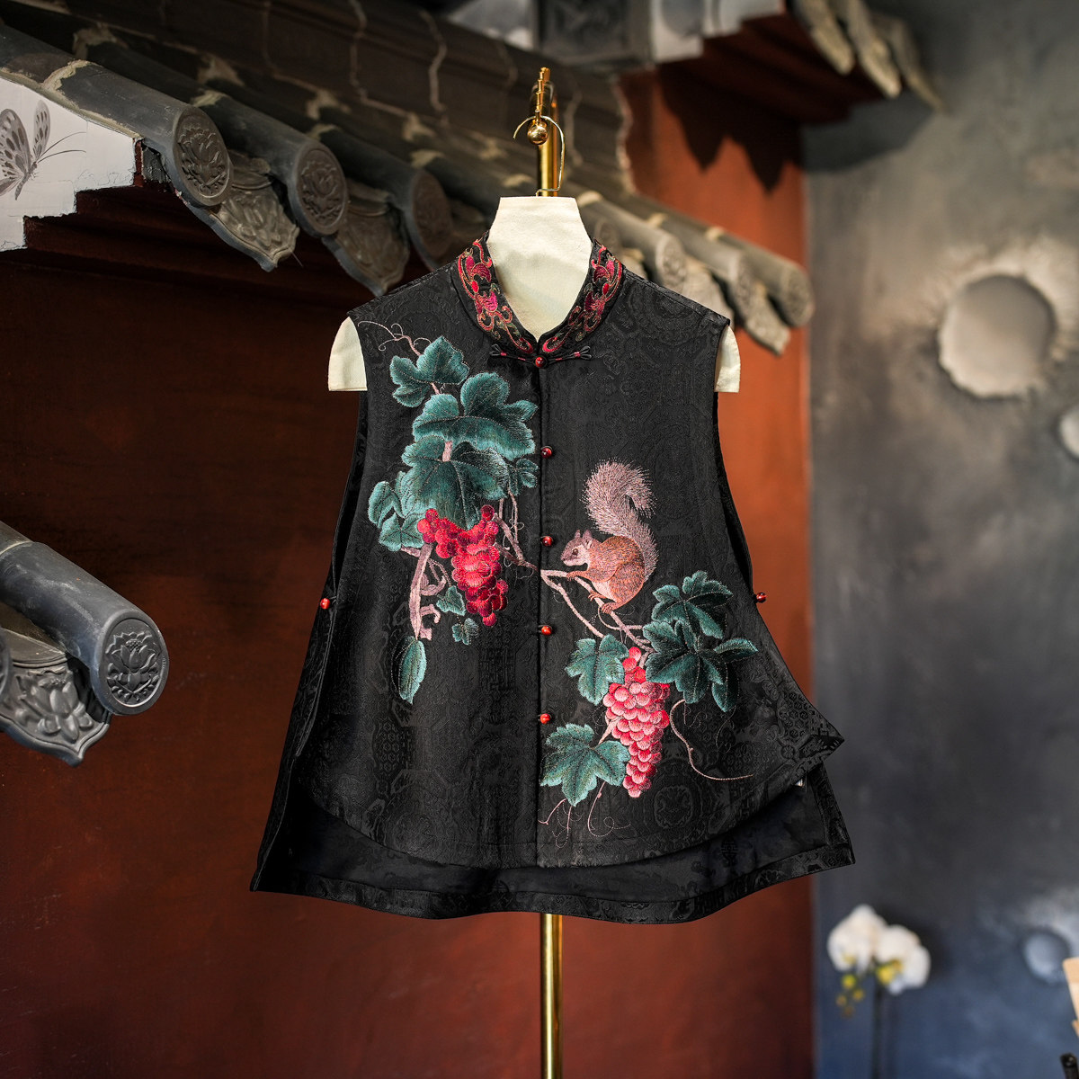 蓝大国潮重工刺绣黑色不规则马甲