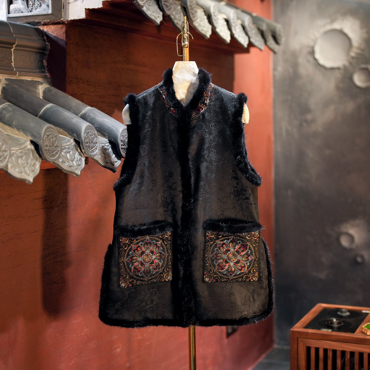 蓝大新中式孔雀刺绣加绒保暖马甲