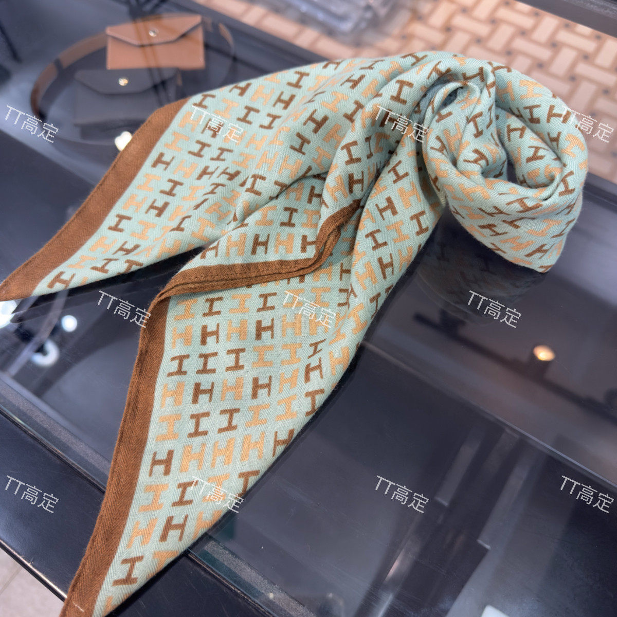 【走秀款小H】68*68 气质保暖护颈百搭丝绒感时尚丝巾女士方巾