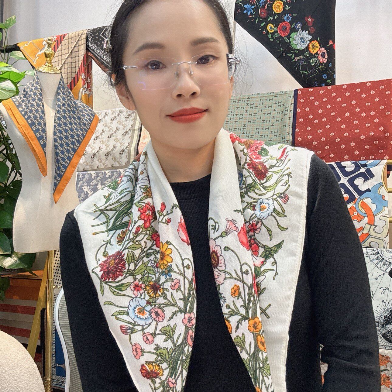 【白色花卉】68*68 气质保暖护颈百搭丝绒感时尚丝巾女士方巾