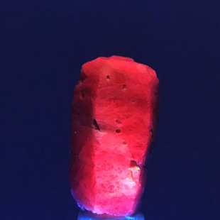 天然红刚玉红宝石原石荧光矿物晶体奇石收藏造景地质科普教学标本