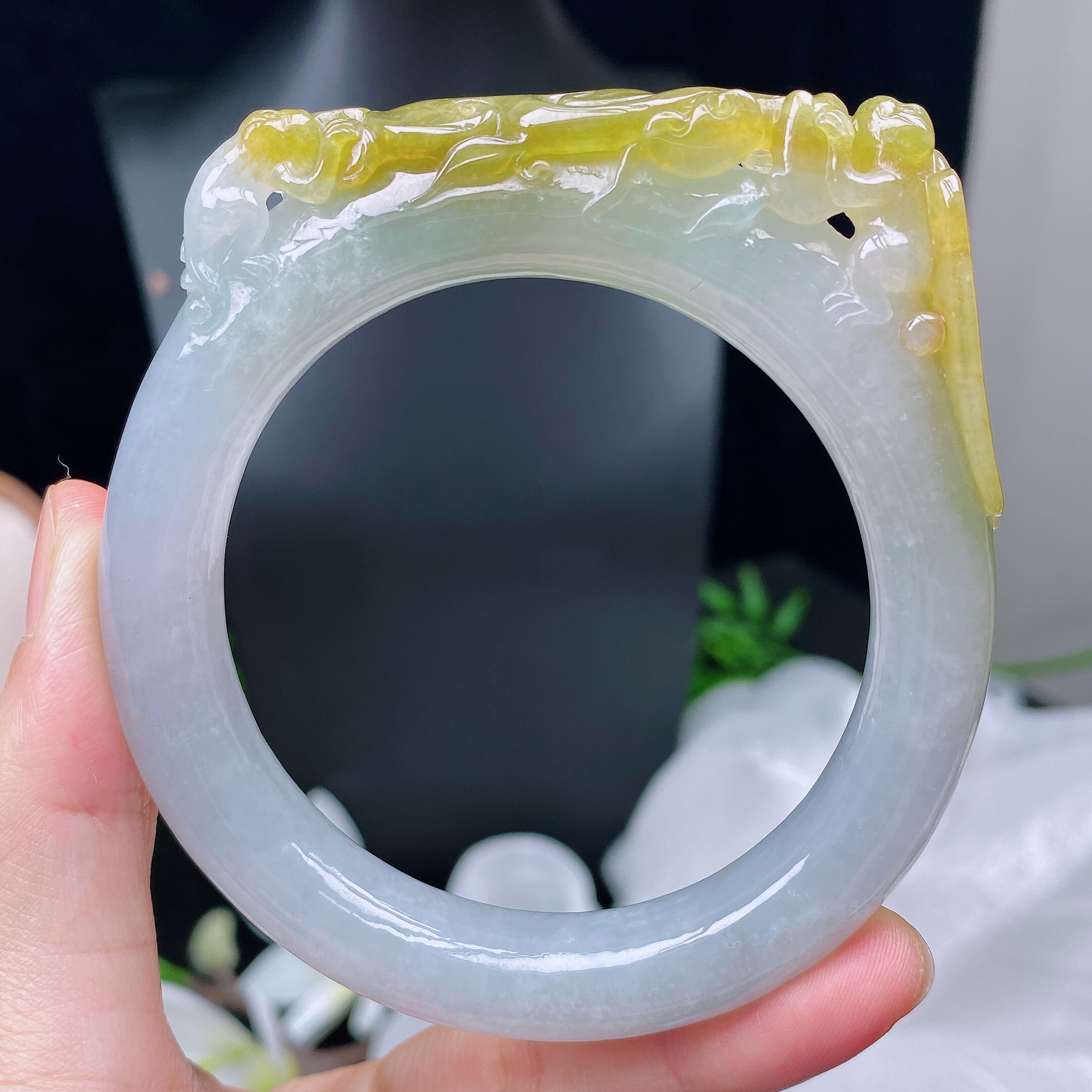 天然缅甸Ａ货翡翠黄翡俏色巧雕56圈口完美圆条手镯