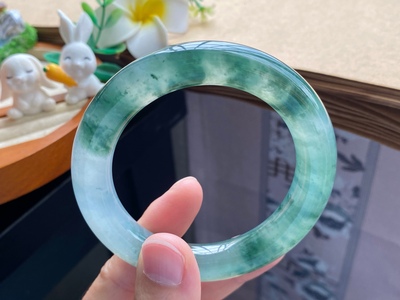 12.16批11908号55.1-11.7-11.4冰深绿飘花镯！远山含黛层峦叠嶂！