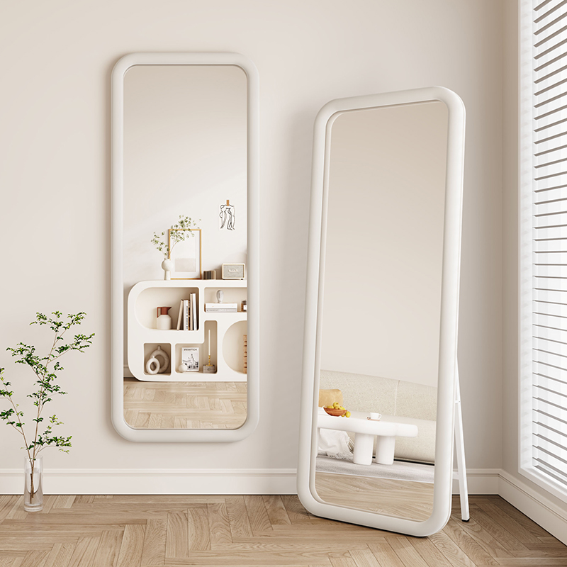 ins风设计感全身镜少女