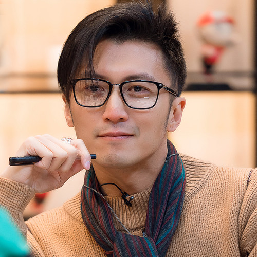 痞帅眼镜男潮流智能变色度数