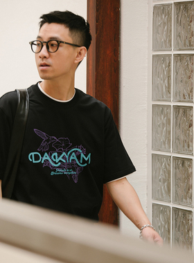 DAKYAM(达人) 2025S/S Dreams in Flight 曼陀罗花蜂鸟文字TEE恤