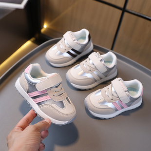 儿童运动鞋2026春新款男童跑步鞋女童皮面宝宝鞋子小童软底阿甘鞋