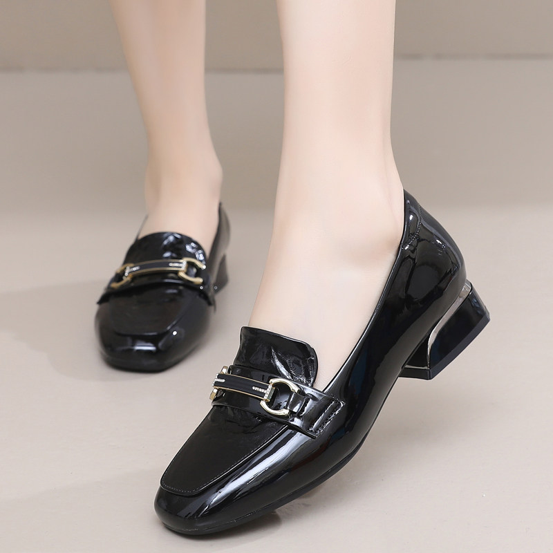 真皮单鞋女黑色皮鞋一脚蹬女鞋漆皮粗跟通勤妈妈鞋大码女士工作鞋