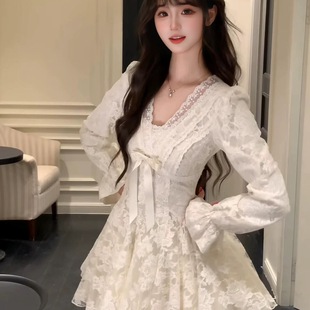 鬼马少女法式 甜美气质V领蕾丝连衣裙秋冬收腰公主蓬蓬短裙小个子