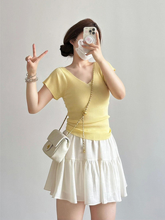 上衣 薄款 显示短款 设计感修身 奶黄色V领正肩冰丝针织短袖 T恤女夏季