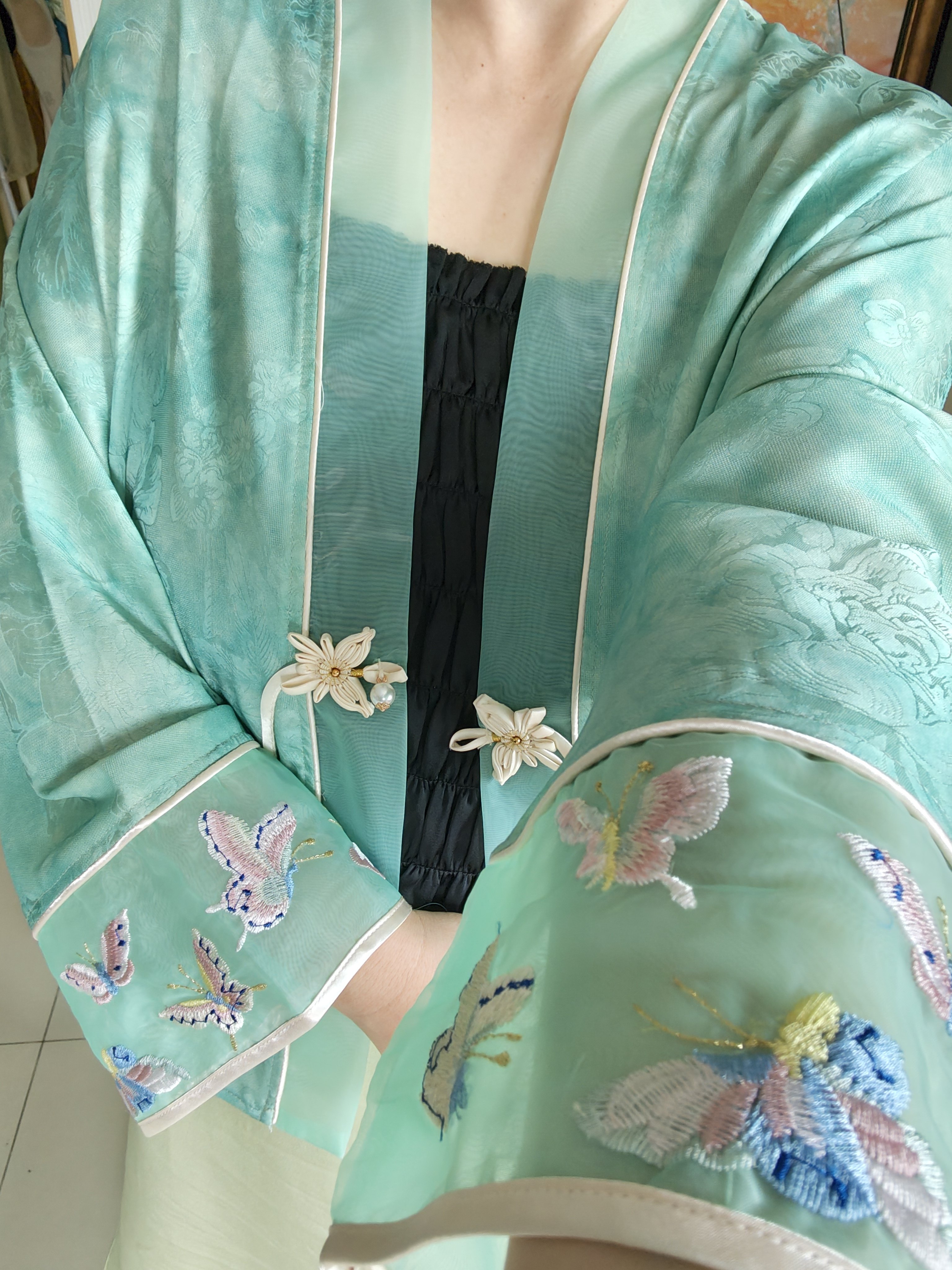 罗绮者湖蓝色天丝外套对襟盘扣淡绿色内衬超美茶服拍照显白刺绣款