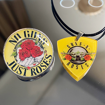枪炮与玫瑰乐队Guns N' Rose项链吉他拨片配饰枪花摇滚徽章胸针