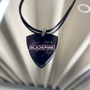 BLACKPINK周边粉墨LISA签名吉他拨片项链应援配饰专辑金智妮徽章