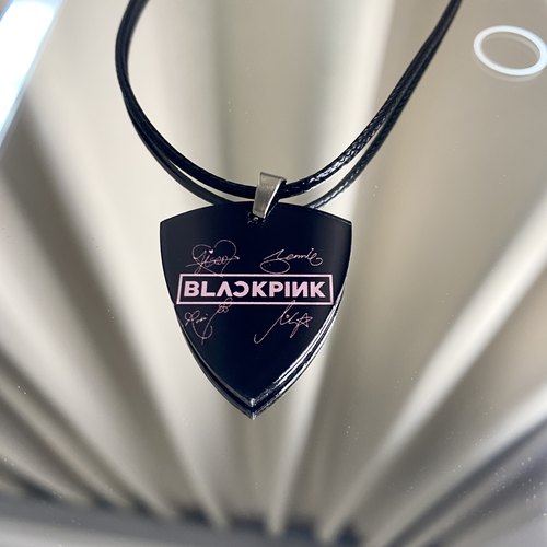 BLACKPINK周边粉墨LISA签名吉他拨片项链应援配饰专辑金智妮徽章