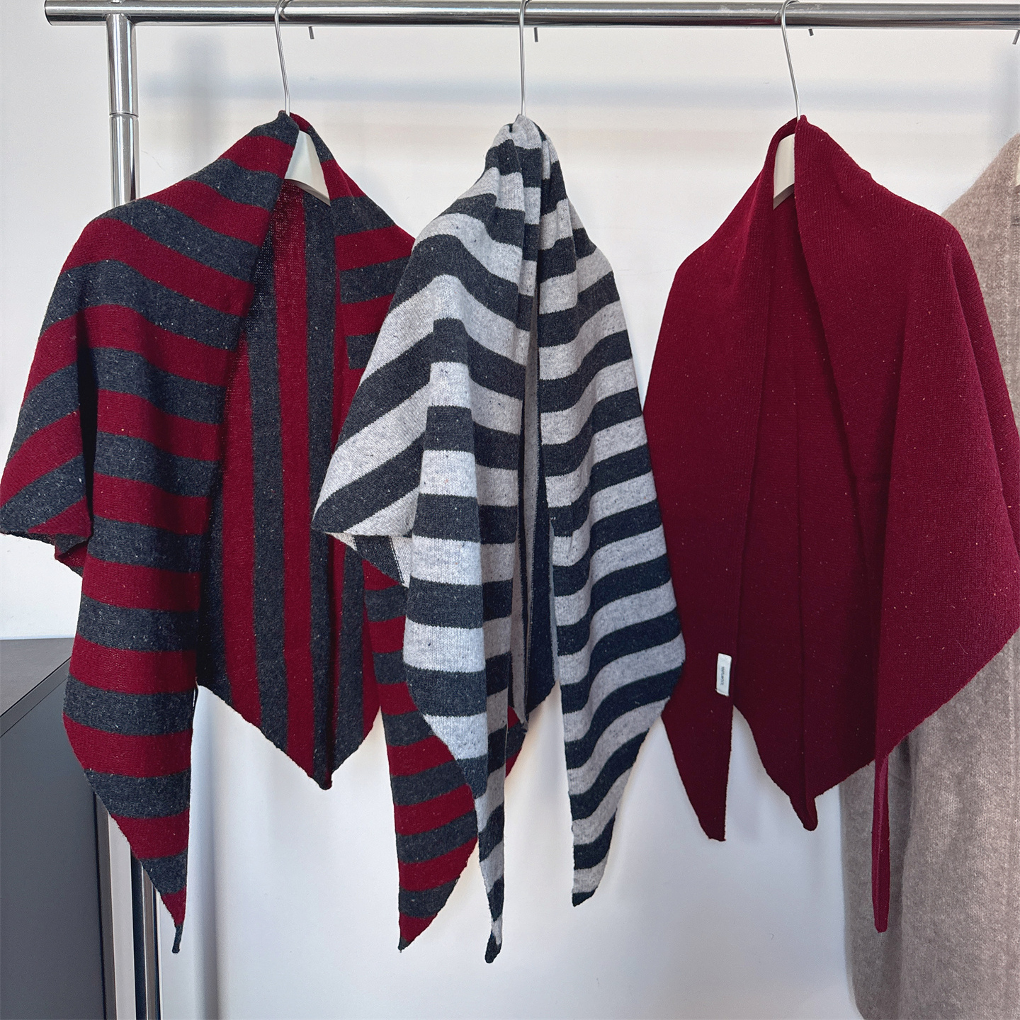 羊毛韩系针织大三角围巾2025秋冬极简保暖气质围脖欧美范时髦披肩