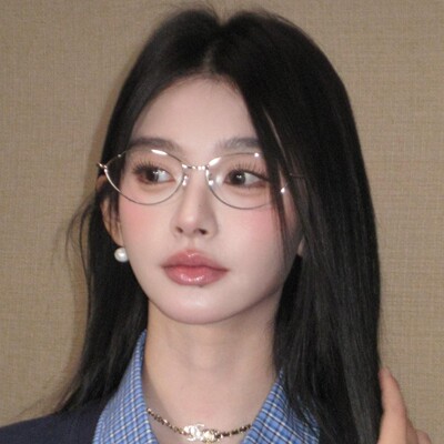 纯欲素颜猫眼眼镜女凹造型辣妹风