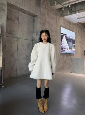 DO极简白色人造羊羔毛收腰连衣裙女26ss春宽松显瘦长裙温柔慵懒风