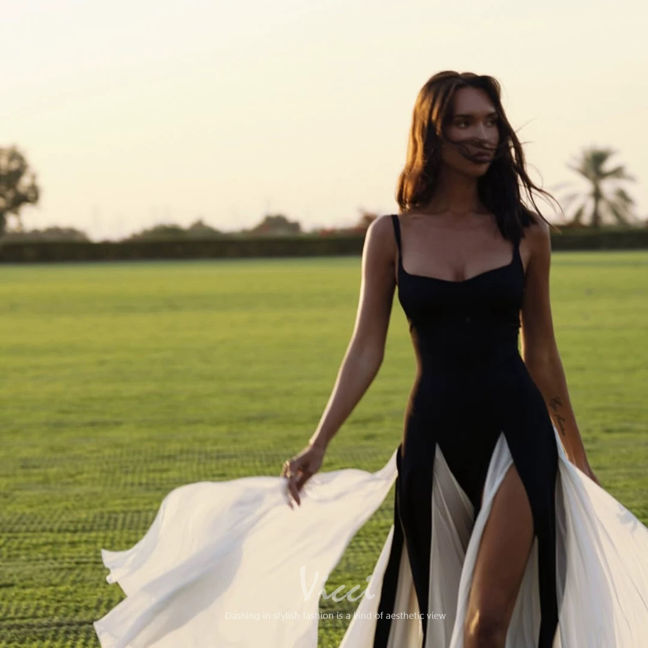 高级感复古法式黑白拼色吊带连衣裙海边度假风礼服拖地长裙2026年