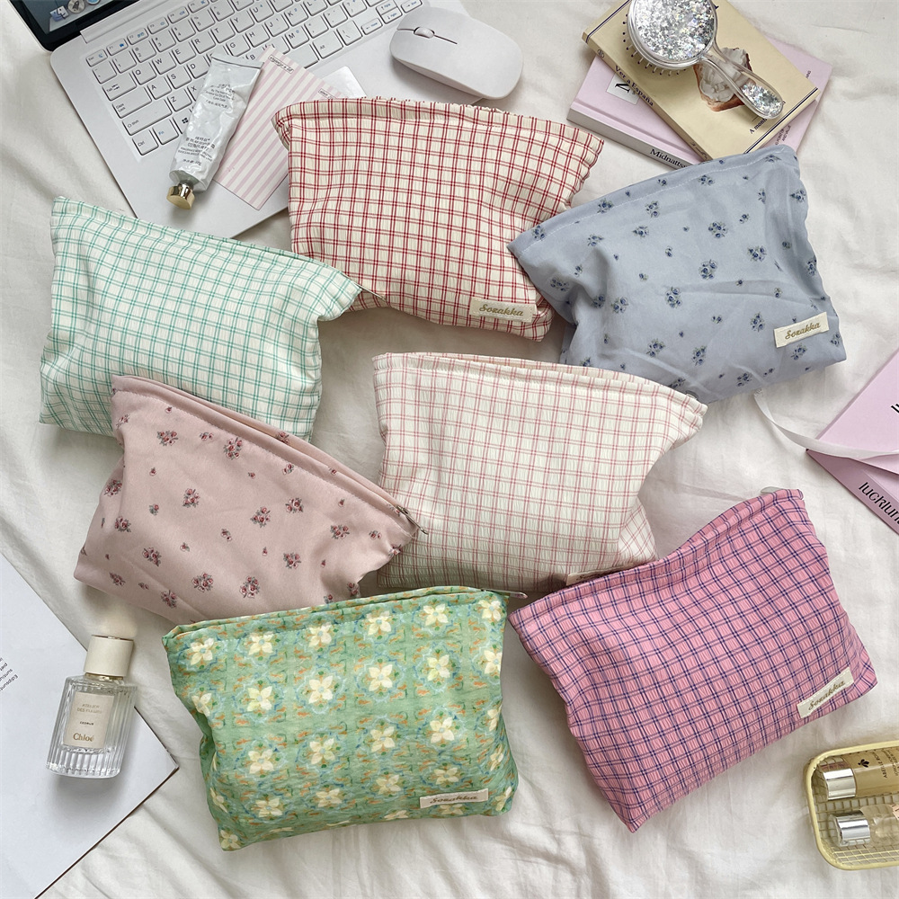 新款清新格子便携化妆品收纳袋化妆包大容量外出洗漱补妆包