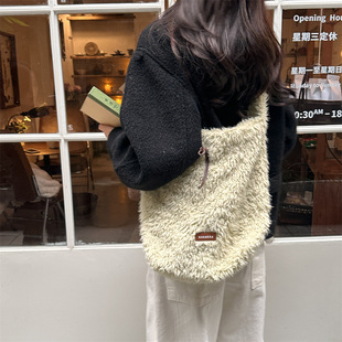 韩系慵懒风羊羔毛单肩包秋冬新款大容量通勤百搭斜挎托特包