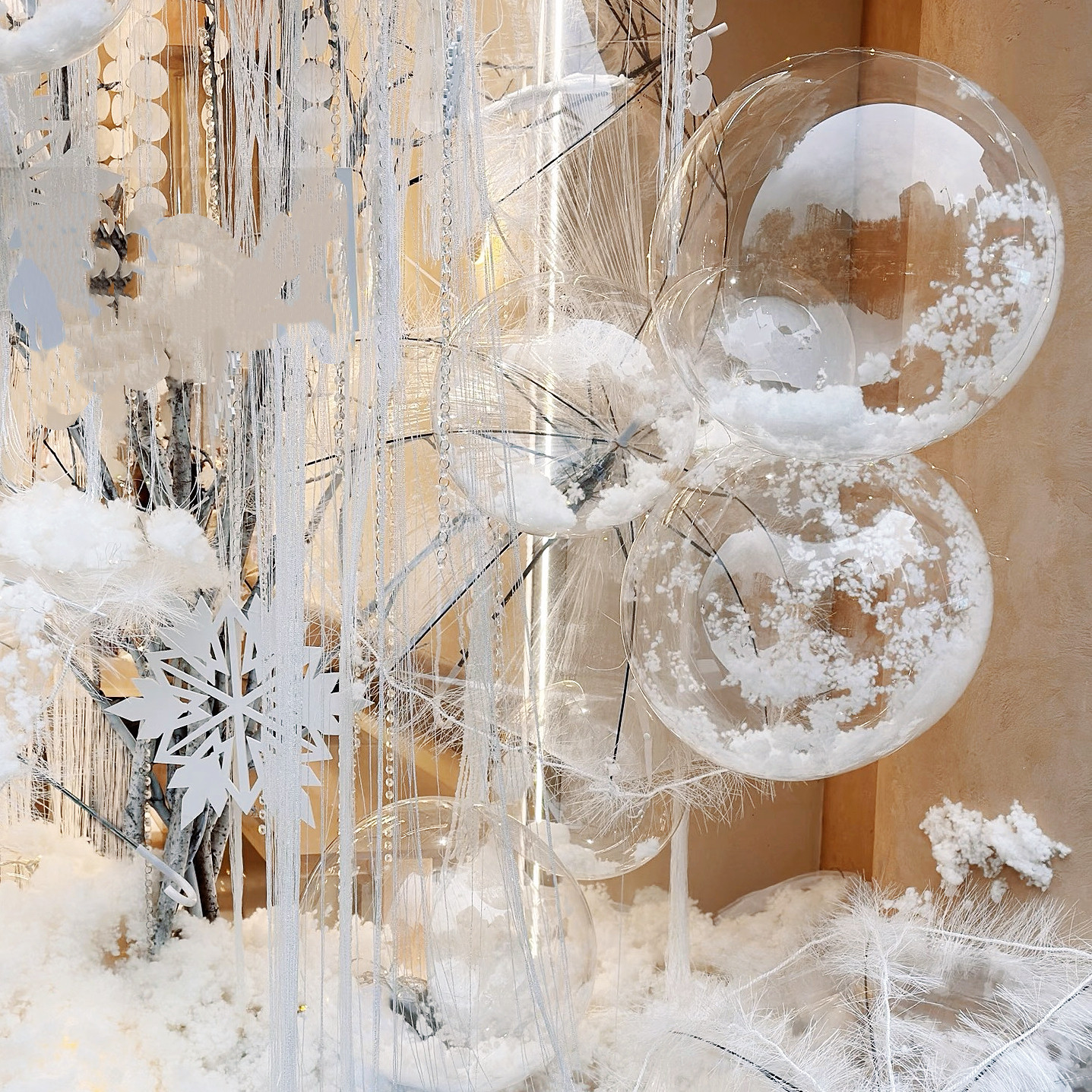 圣诞节冬天商场飘空雪花波波球