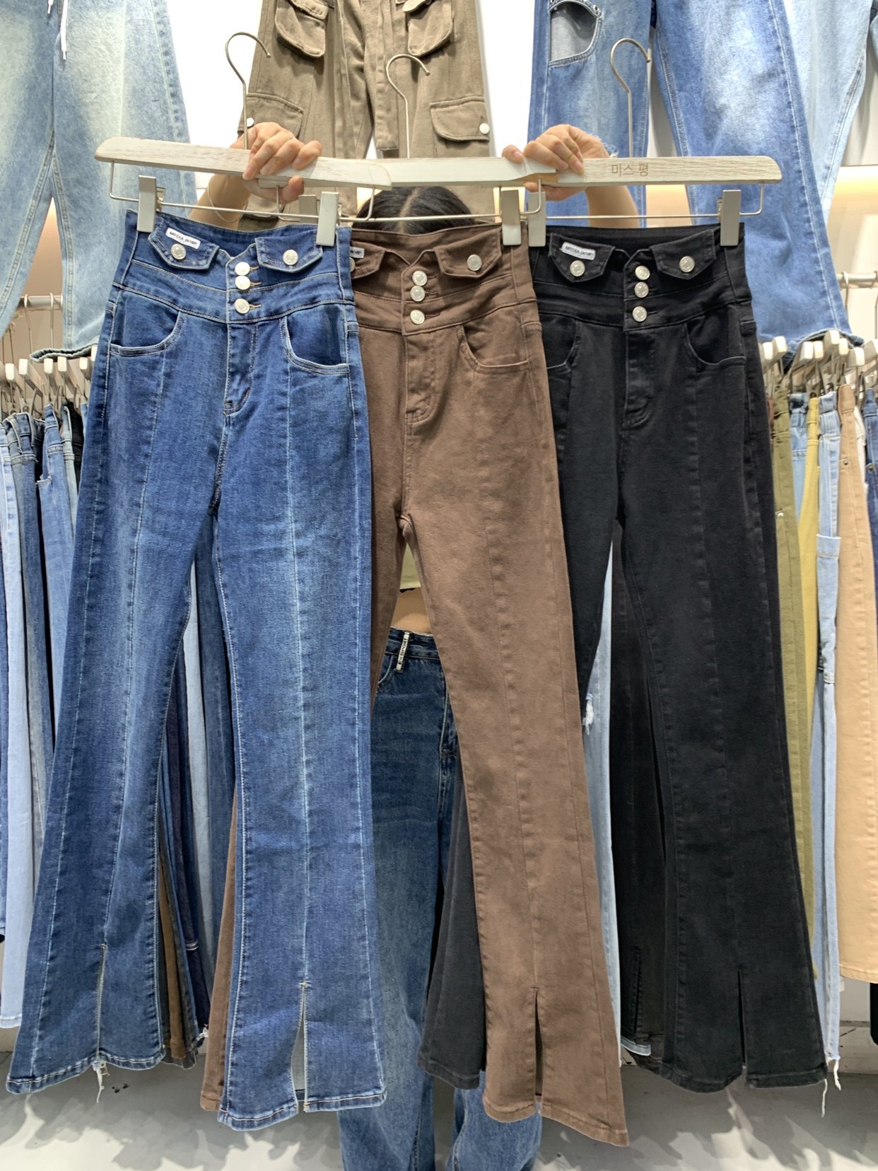 排扣开叉牛仔裤女秋冬2026新款高腰紧身显瘦马蹄拖地微喇叭裤子