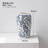 Сине-белая фарфоровая труба на белой земле