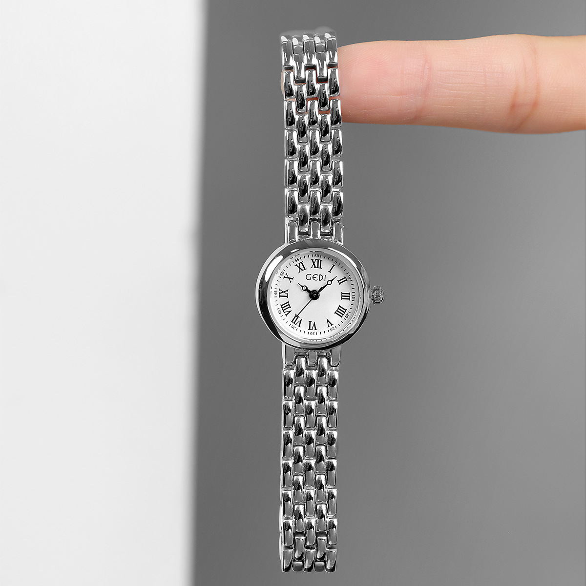 歌迪小巧精致复古罗马气质钢带女表小众高颜值防水石英手表