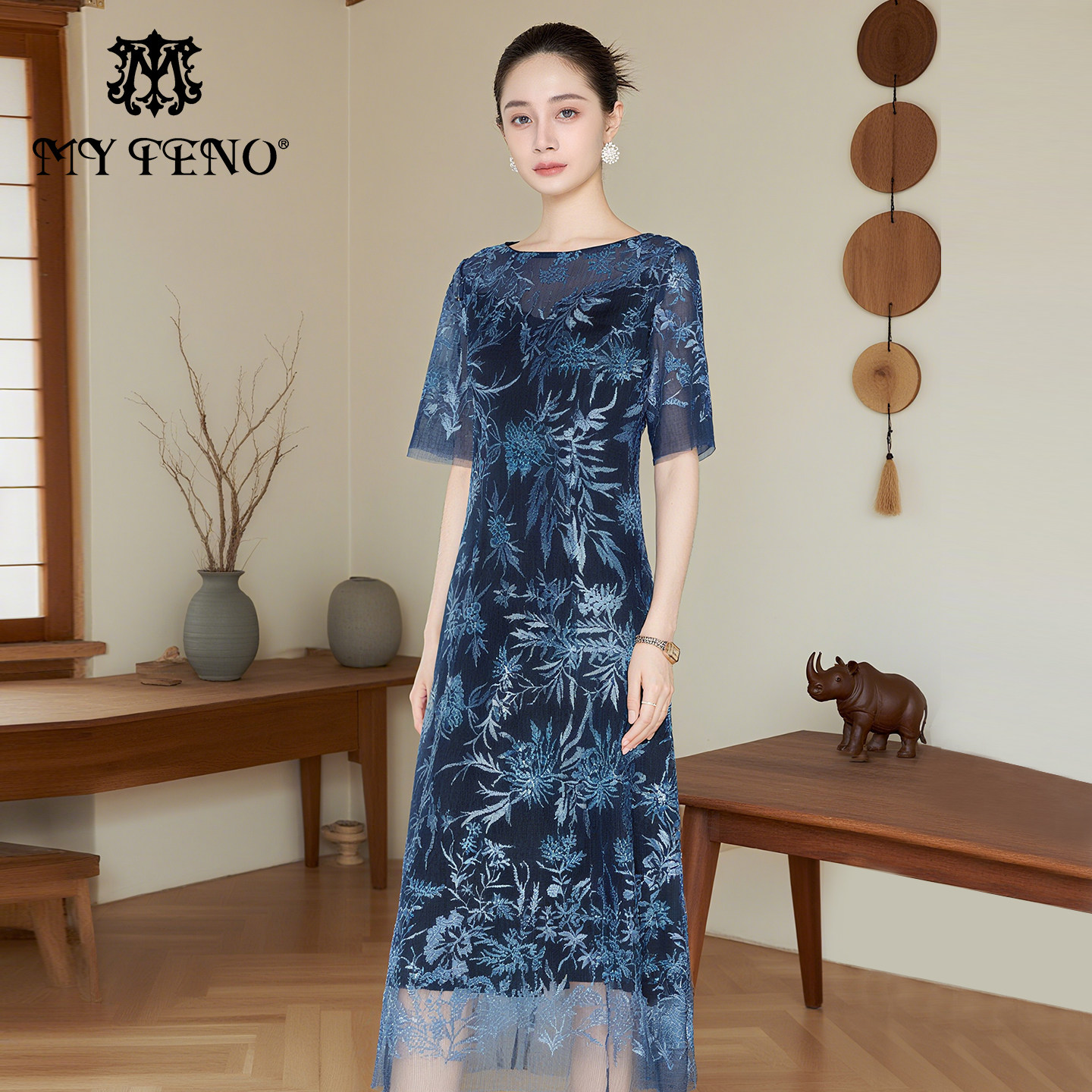 马天奴2025春秋新款女蓝色提花连衣裙子圆领收腰长裙时尚百搭气质