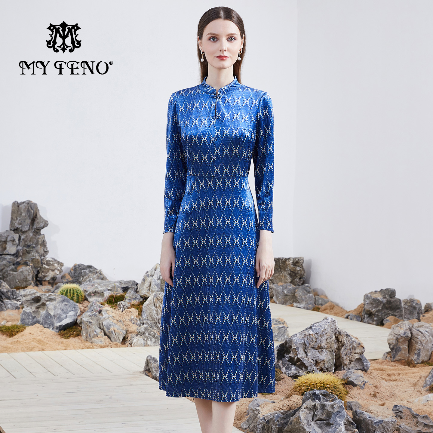 马天奴印花立领钉珠收腰连衣裙