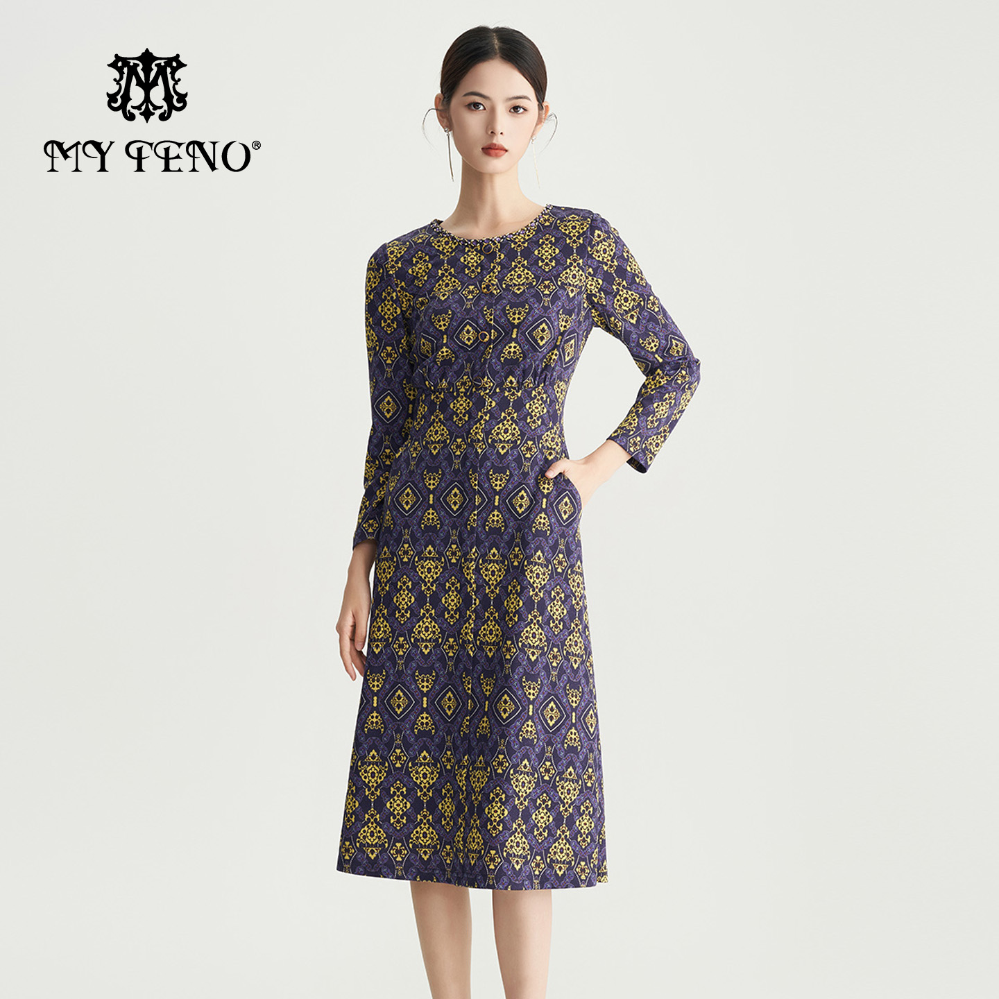 马天奴2025秋冬新款紫色钉珠圆领印花连衣裙子收腰长袖气质时尚女