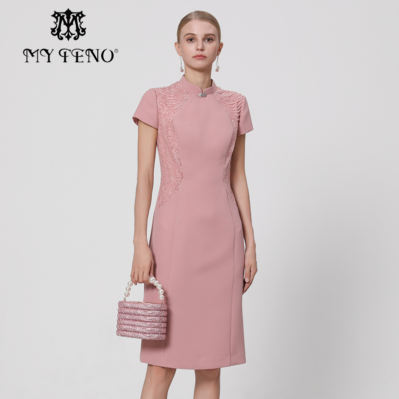 马天奴粉色蕾丝拼接珠链旗袍裙