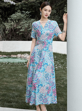 马天奴2025夏季新款蓝色印花连衣裙子V领钉珠收腰短袖时尚气质女