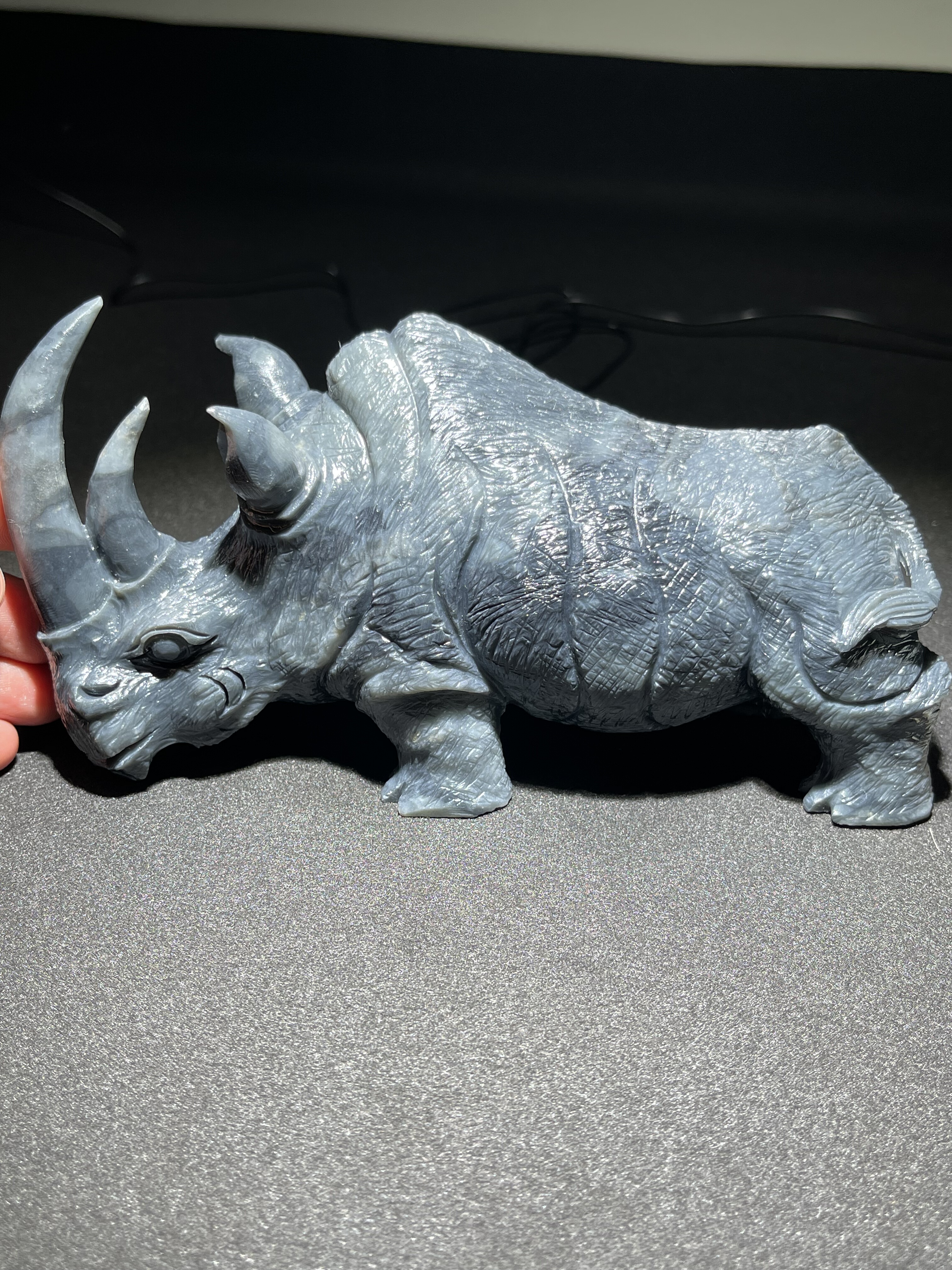 天然和田玉青花犀牛摆件手工雕刻