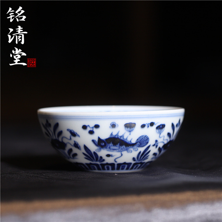 铭清堂于君仿明青花鱼藻纹握足杯