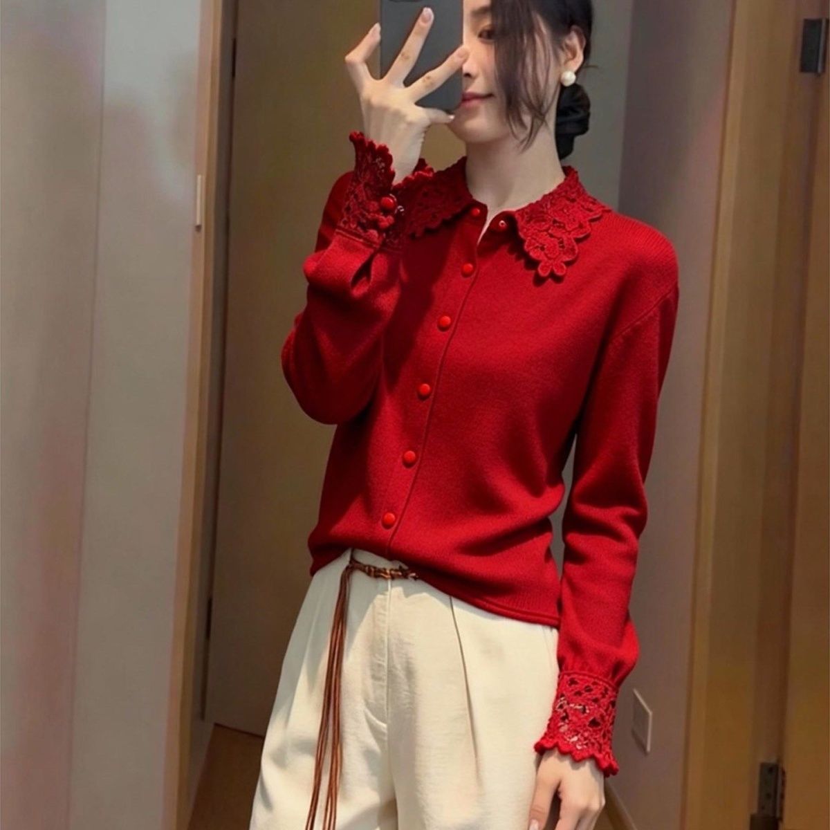 法式时尚洋气复古蕾丝花边衬衫女秋冬新款高级感气质减龄红色上衣