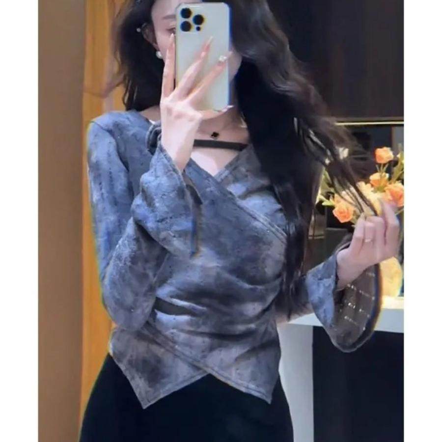 法式温柔风V领扎染长袖上衣女2025秋新款设计感喇叭袖小众打底衫,女装/女士精品,衬衫,淘宝优惠券,粉丝福利购,淘宝优惠卷