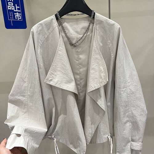 翻领纽扣韩版设计感斜门襟短外套女秋季宽松小个子通勤风夹克上衣