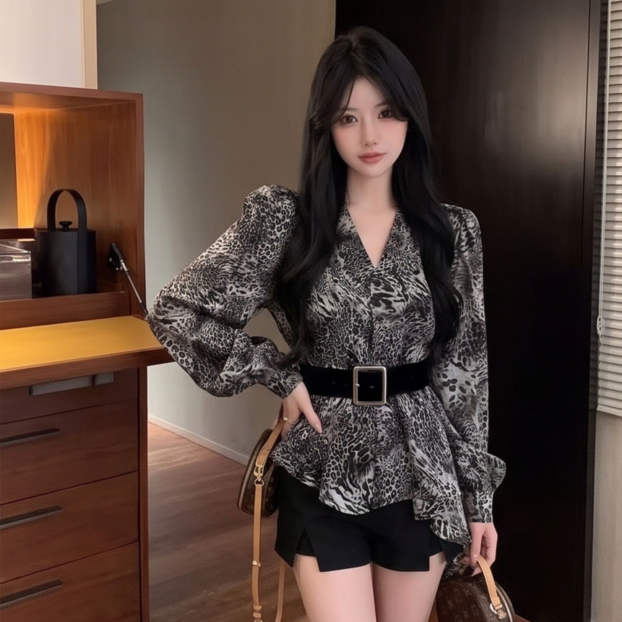 不规则豹纹印花韩版衬衫女设计感小众长袖上衣气质V领显瘦衬衣秋