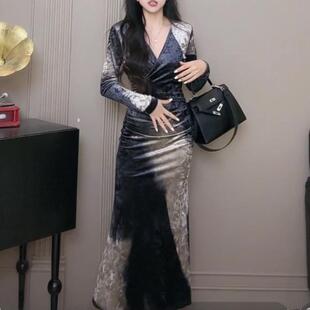 复古丝绒连衣裙秋冬新款法式高端气质内搭V领修身收腰包臀鱼尾裙
