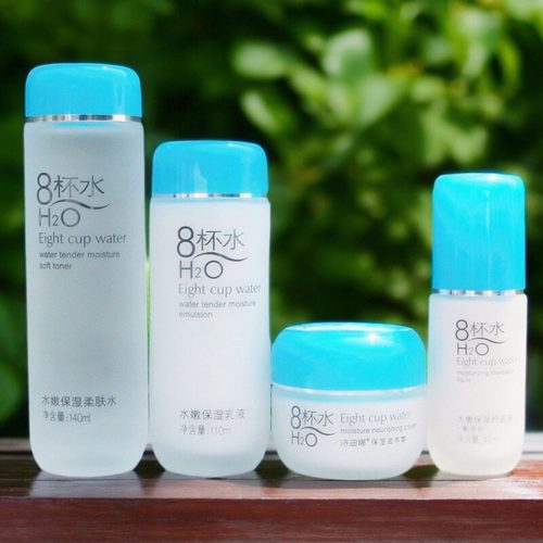 八杯水滋润面部护肤品