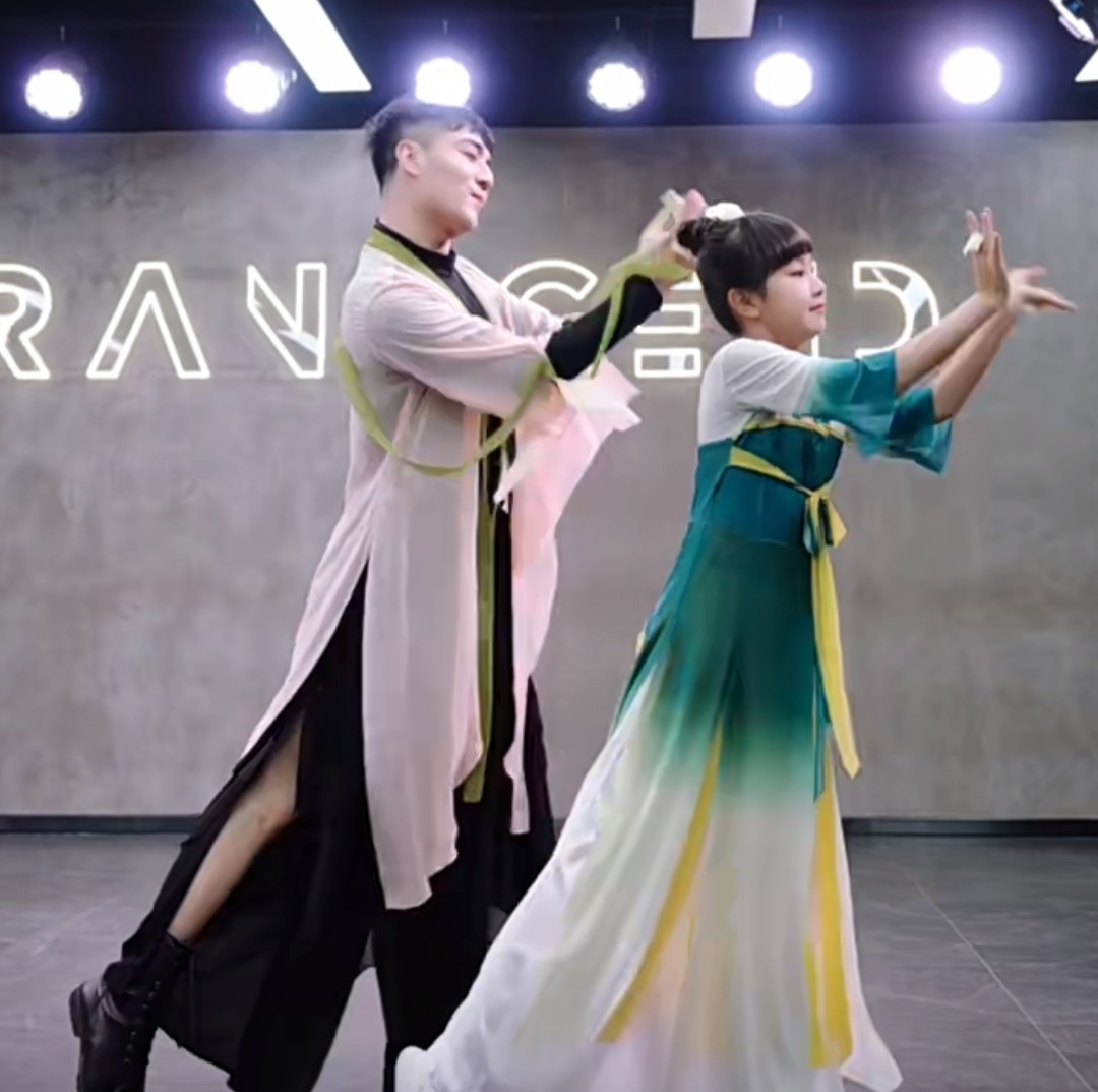 白小白同款折枝花满衣舞蹈服装中长款飘逸花与马中国古典爵士表演