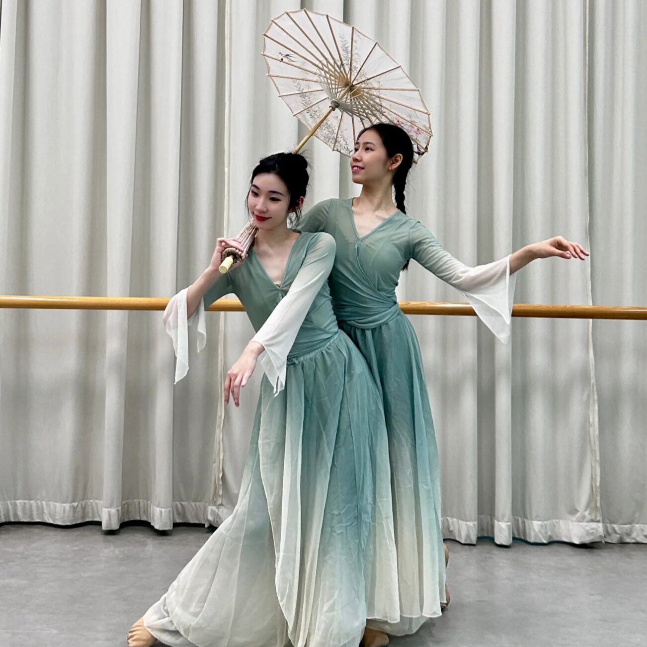 雨涧春行图舞蹈服装女飘逸纱衣练功服古风莲鼓越歌行演出服渐变仙