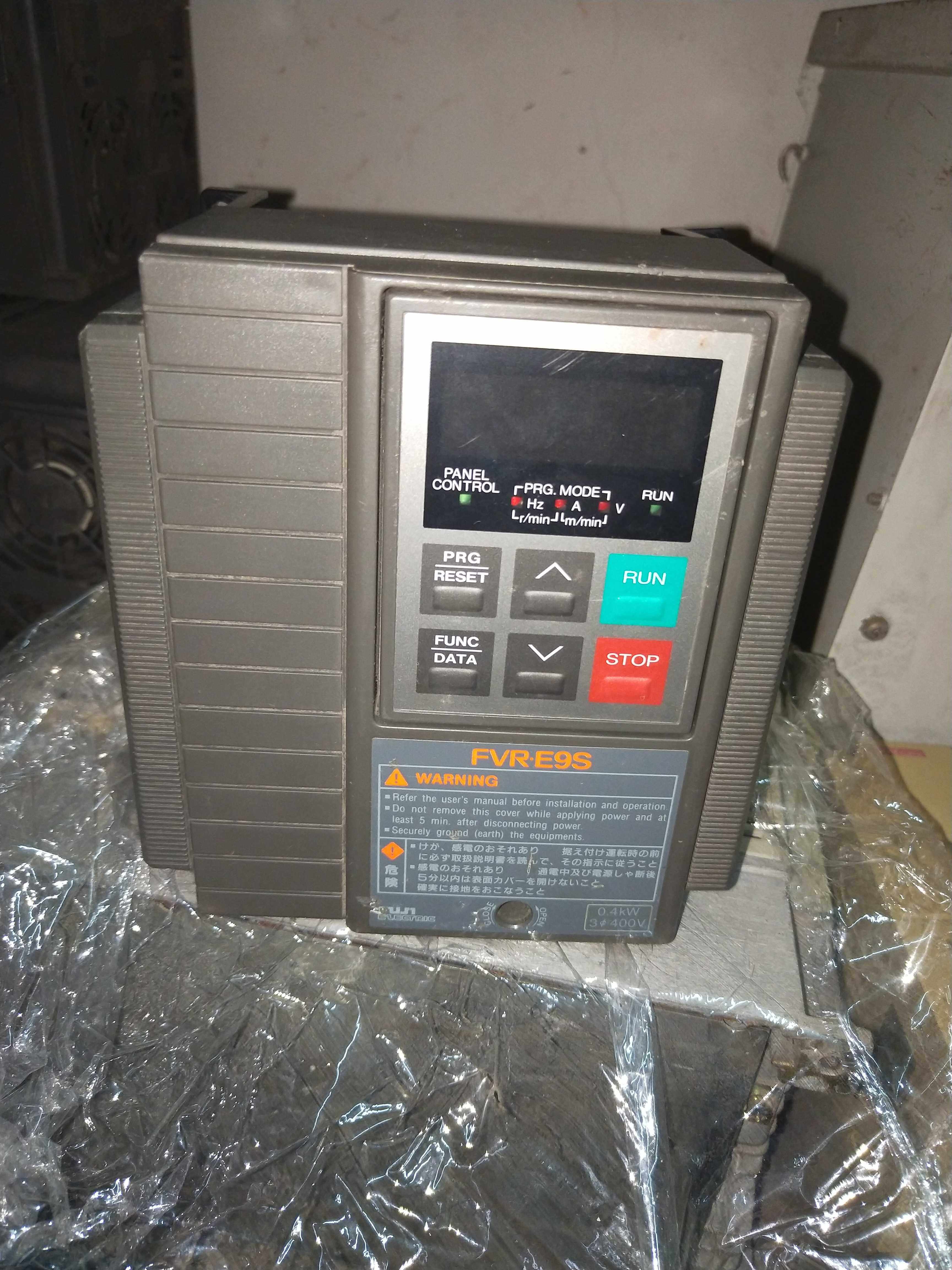 二手富士0.4kw变频器fvr0.4e9s-4je实物图