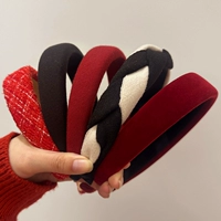 Праздничнный красный черный бордовый ободок с косичкой