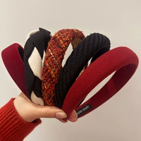 Вино красный бархат+черно -белый поперечный поворот+маленький благовонный ветер с блестками+косой черный+красная текстура