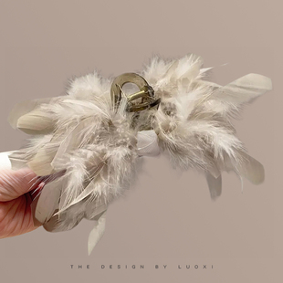 超仙高端鸡毛抓夹后脑勺羽毛发夹高级感大号鲨鱼夹2025新款 头饰女